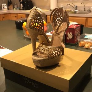 Thalia Sodi 5” Gold Platform Heels size 6.5 M